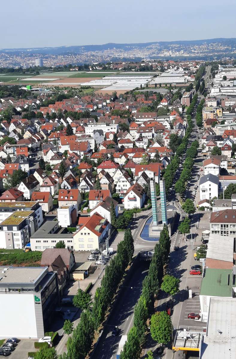 Ganz klein: die beiden Ablufttürme des Fellbacher Stadttunnels