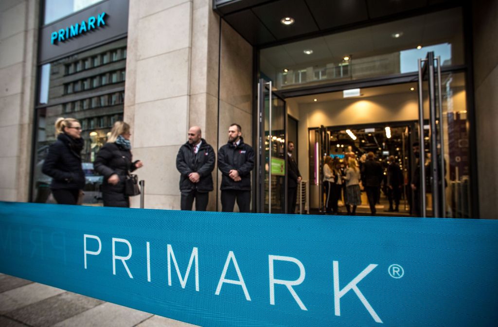 Bei der Eröffnung der zweiten Primark-Filiale in Stuttgart lief laute Musik im Inneren des Ladens. Vor dem Laden standen Mitarbeiter eines Sicherheitsdienstes.