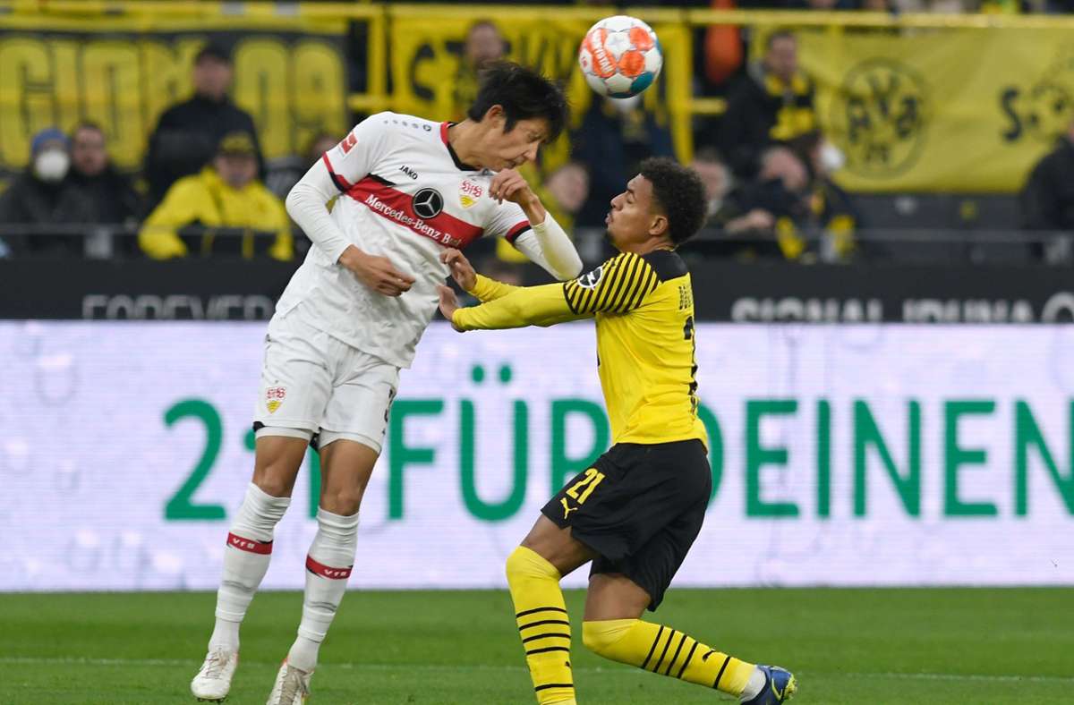 Stuttgarts Abwehrspieler Hiroki Ito verteidigte gegen Dortmunds Stürmer Donyell Malen.