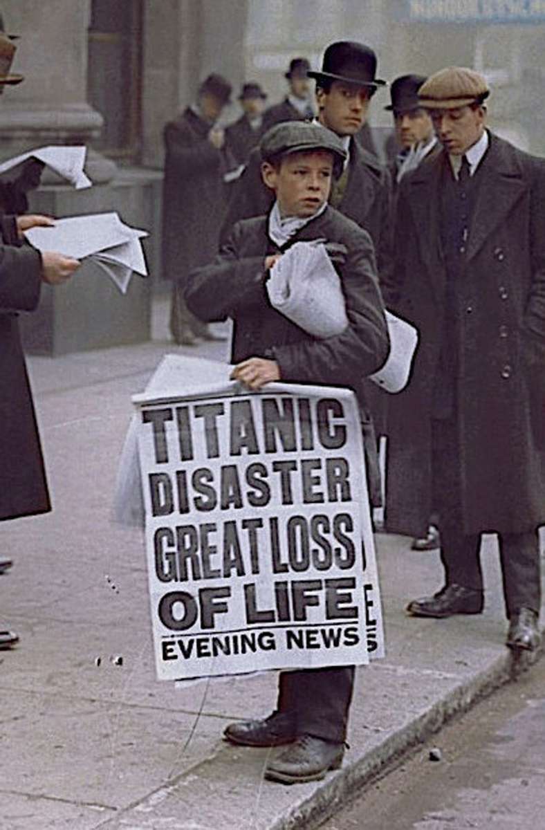 Ein Londoner Zeitungsjunge mit dem Titelblatt der Zeitungen vom 16. April 1912.