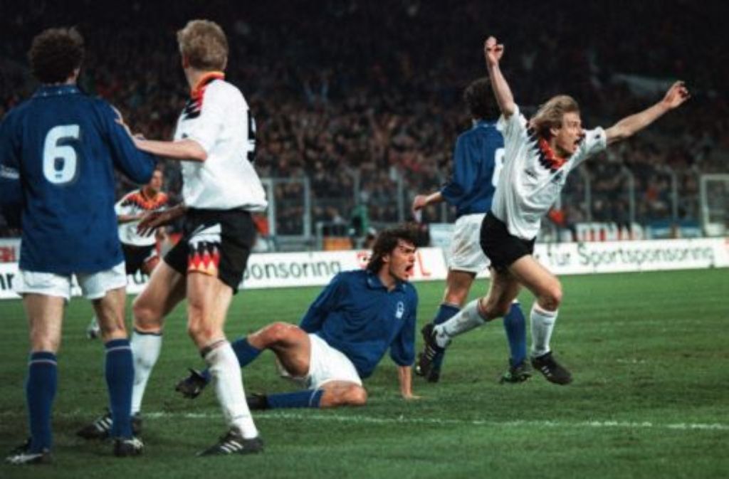 ... am 23. März 1994 in der Partie gegen Italien wurde Jürgen Klinsmann (rechts): Beim 2:1-Erfolg drehte der blonde Stürmer das 0:1 durch Dino Baggio in der 44. Minute durch seine beiden Treffer in der 45. und 47. Minute um. Und das vor 52.800 Zuschauern in seinem Stuttgarter Stadion, in dem er von 1984 bis 1989 für den VfB auf Torejagd gegangen war. Bei Bundestrainer Berti Vogts war er stets als Stürmer gesetzt, so auch schon ...