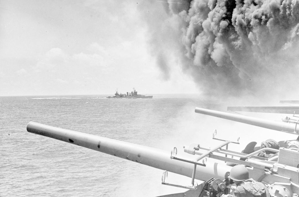 Amerikanische Flakgeschütze der USS Astoria schießen während der Schlacht von Midway auf japanische Kampfflugzeuge. Die Schlacht, die mit der Versenkung von vier japanischen Flugzeugträgern endete, gilt als Wendepunkt des Pazifikkriegs. Fortan befanden sich die japanischen Streitkräfte in der Defensive.