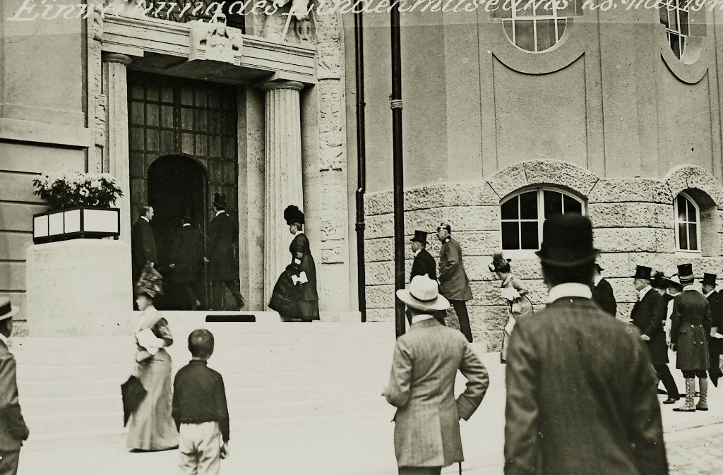 Einweihung des Linden-Museums Stuttgart am 28. Mai 1911; Marie Gräfin von Linden beim Betreten des Hauses.