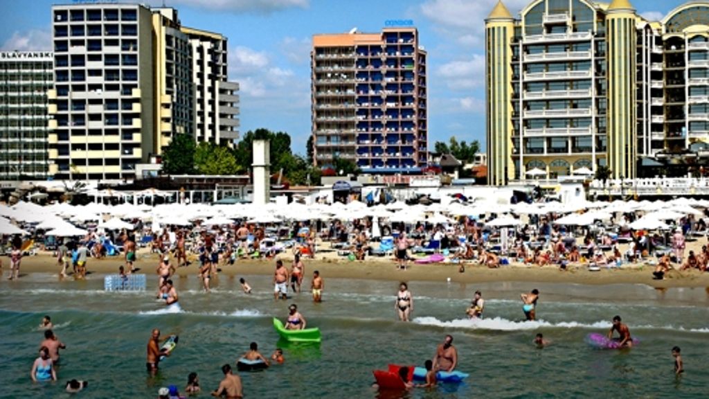  Immer weniger Russen und Ukrainer machen in Bulgarien Urlaub. Der bulgarische Branchenverband fordert, den eigenen Arbeitern Lohnanteile in Form von Hotelgutscheinen zu geben. Die Freude darüber ist mäßig. 