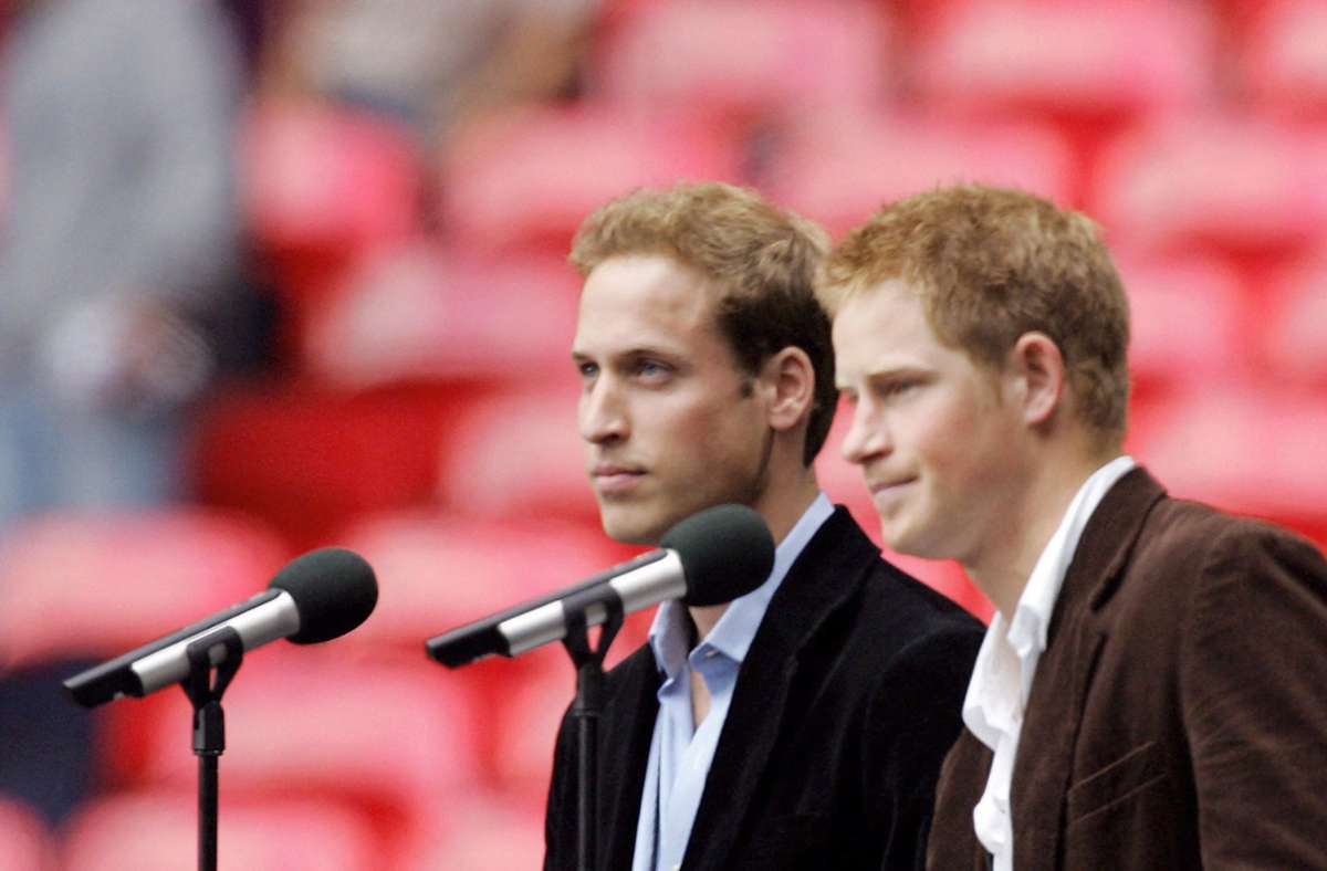 2007: Prinz William und Prinz Harry eröffnen im Wembley-Stadion ein Konzert zu Ehren ihrer verstorbenen Mutter.