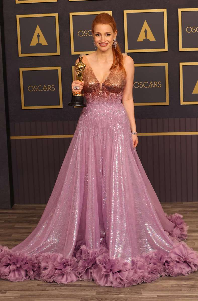Naja: Gut, dass Jessica Chastain den Oscar als beste Hauptdarstellerin bekam – ihr Gucci-Kleid war nämlich weniger preisverdächtig. Es geht oben in Gold gut los, verliert sich dann aber in einem fliederfarbenen Rock, dessen Bordüre irgendwie an die Frisur von Sesamstraßen-Tiffy erinnert.