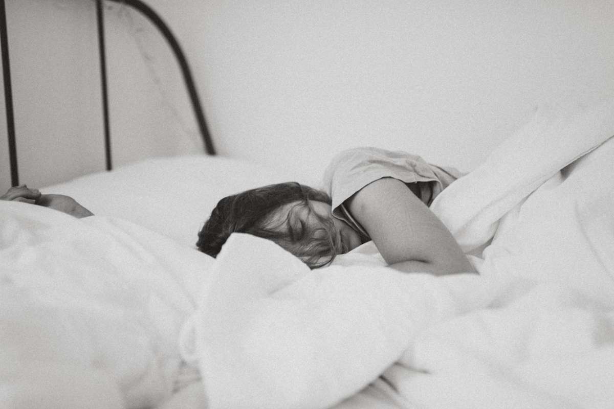 24 Stunden ohne Schlaf wirken sich auf dich aus wie 1,0 Promille. Foto: Unsplash/Kinga Cichewicz