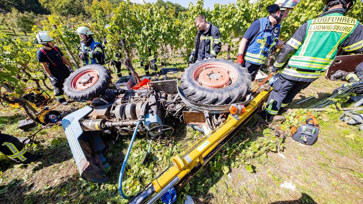 Unfall im Kreis Ludwigsburg: Traktor begräbt Mann bei Weinlese