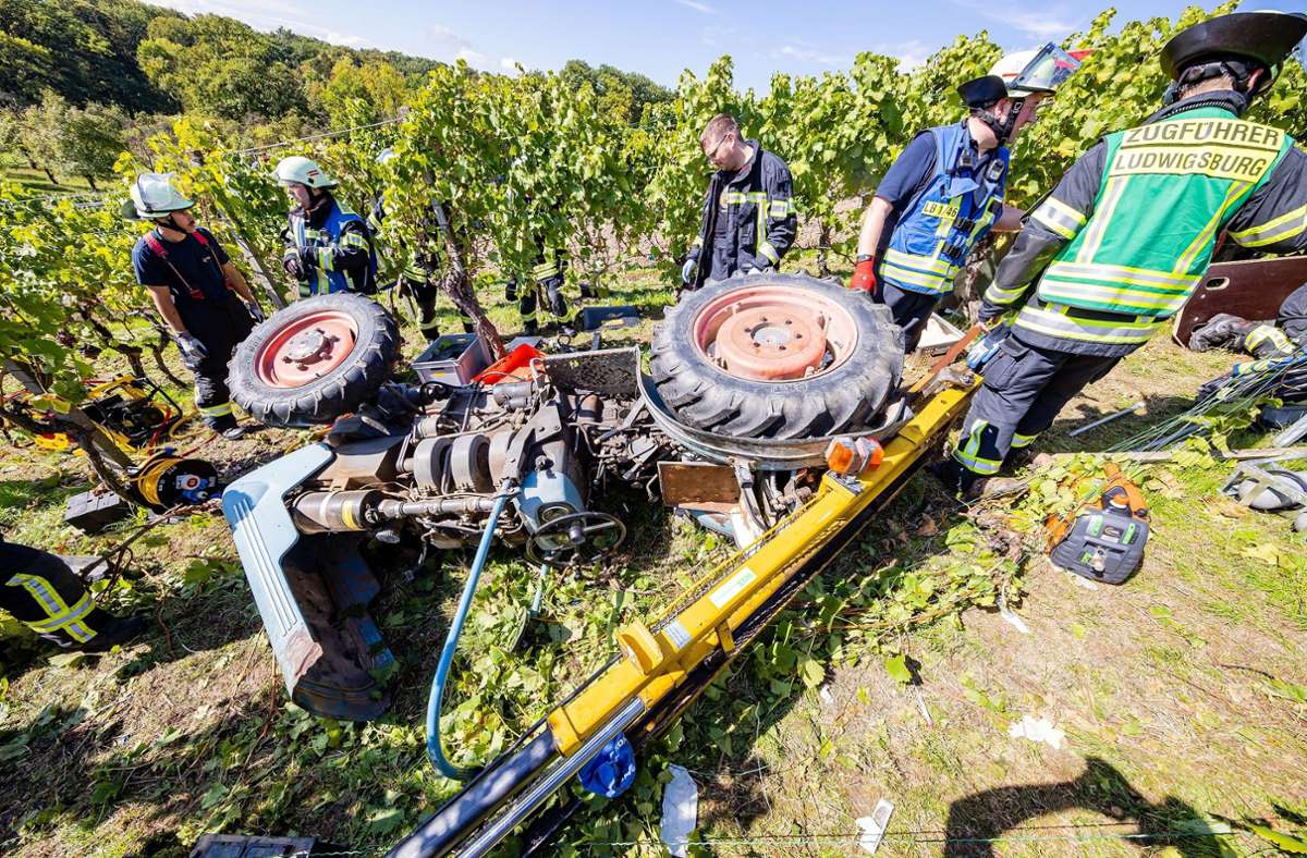 Bei Ludwigsburg ist am Freitag ein Weinbergtraktor umgekippt.