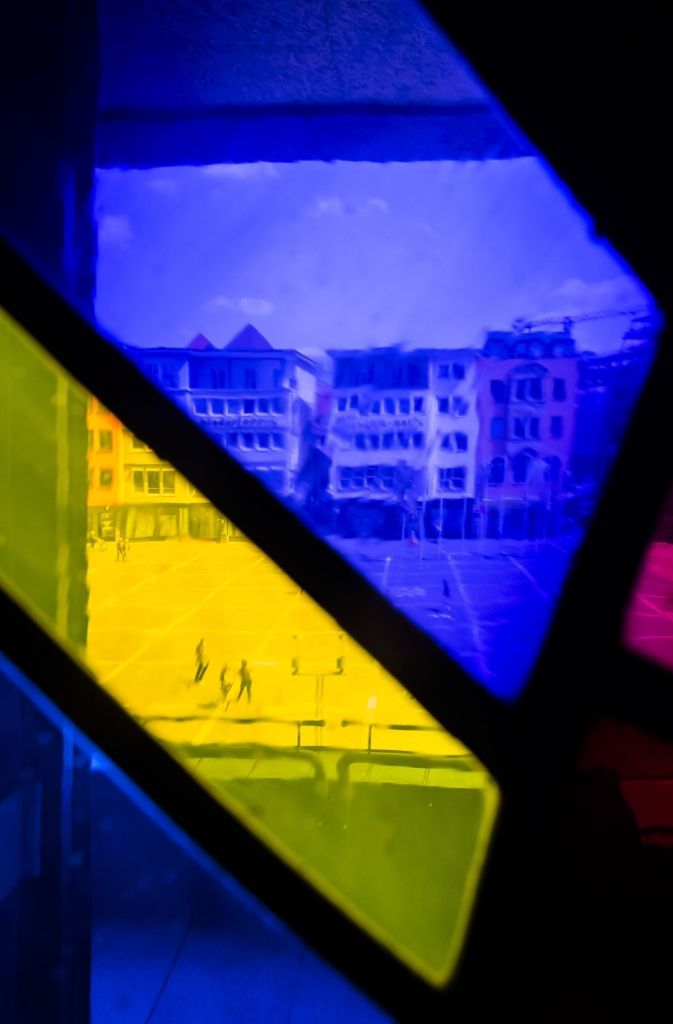 Blick durch das Kerkovius-Fenster auf den Stuttgarter Marktplatz.
