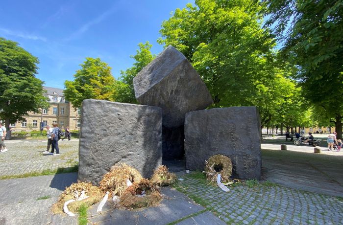 Stauffenbergplatz in Stuttgart: Verdorrte Kränze am Mahnmal