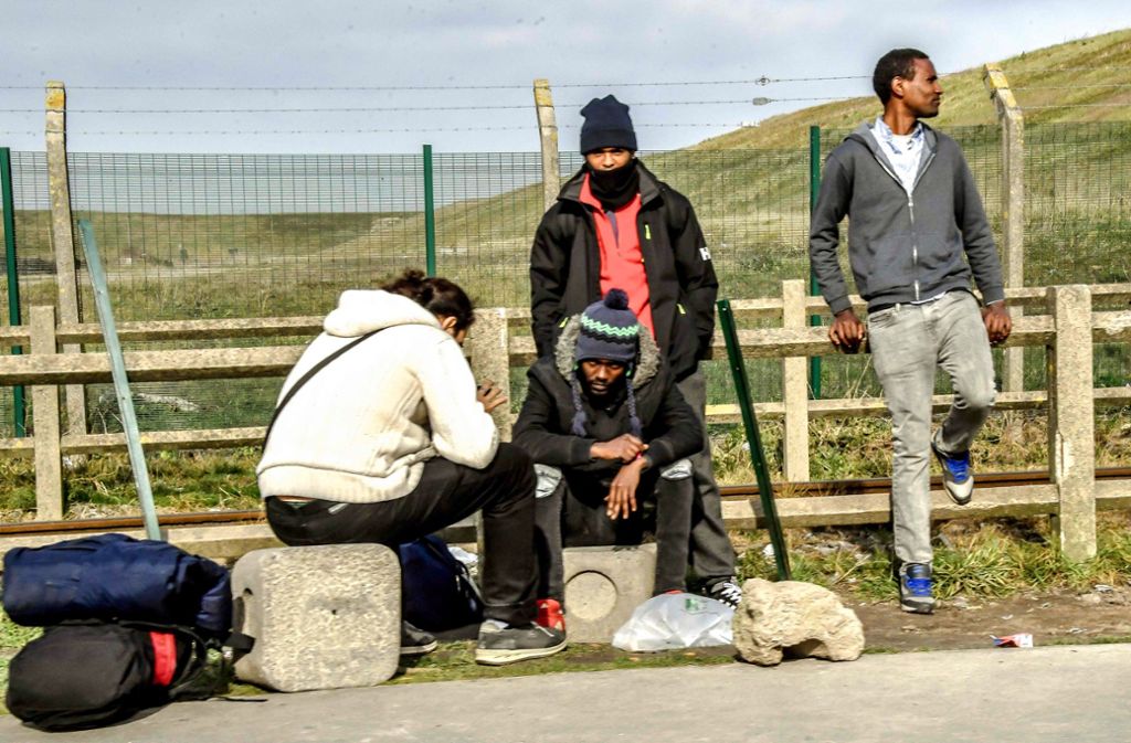 Hunderte Flüchtlinge warten    in Calais  auf eine Gelegenheit zur Überfahrt. Foto: AFP