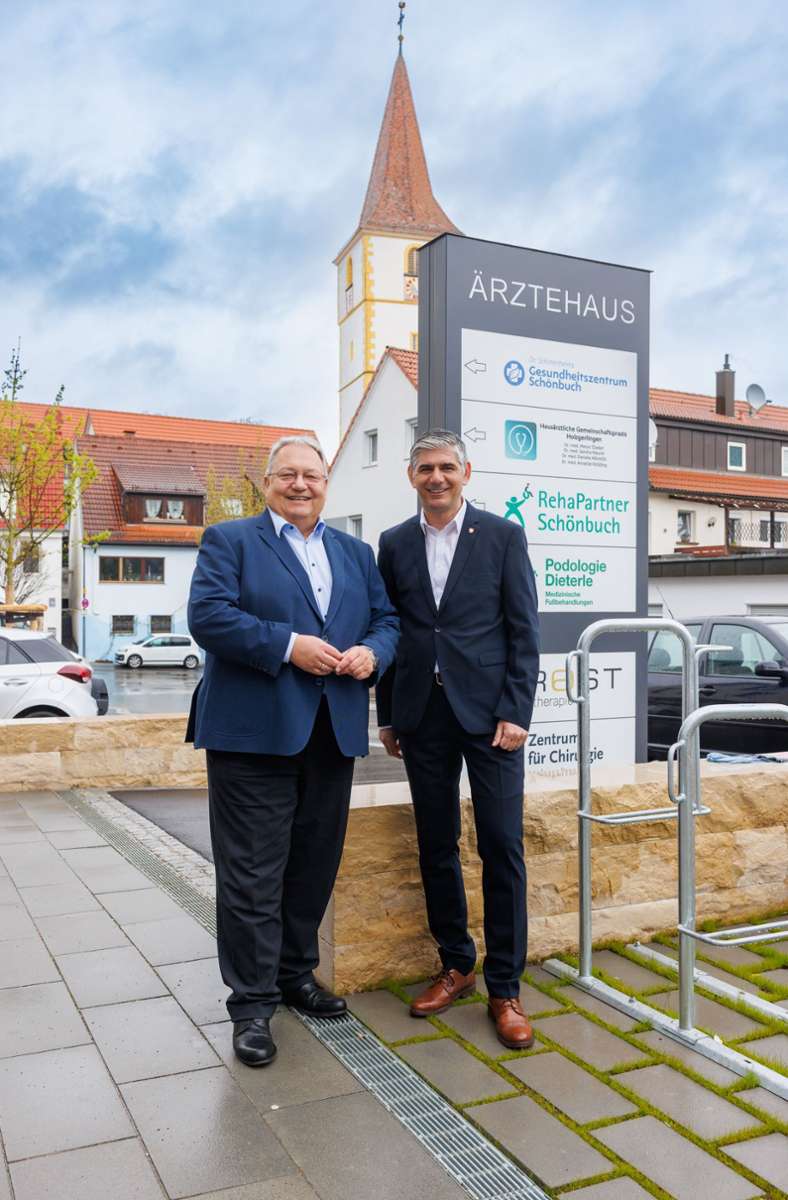 Bürgermeister Ioannis Delakos (re.) und BBG-Geschäftsführer Rainer Ganske freuen sich über die getane Arbeit in Holzgerlingen.