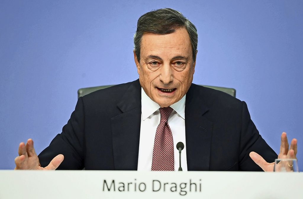 1. Billiges Geld: Drei einfache Wörter retten den Euro: „Whatever it takes“. Mario Draghi spricht sie am 26. Juli 2012. Mit dem Bekenntnis, alles, aber auch wirklich alles Notwendige zu tun, um die Währung zu sichern, stabilisiert der Chef der Europäischen Zentralbank den Euro.