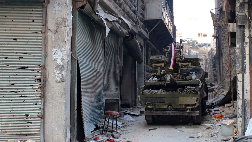  Die Rebellen stehen in Aleppo kurz vor einer Niederlage. Die Stadt wird vom syrischen Regime und dessen Verbündeteten ohne Unterbrechung beschossen. Die Bevölkerung flieht - oder versteckt sich im Untergrund. UN-Generalsekretär Ban Ki Moon ist besorgt. 