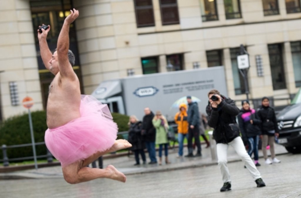 Bob Carey ließ sich im rosa Ballettröckchen vor dem Brandenburger Tor in Berlin fotografieren. Zusammen mit seiner Frau Linda Carey (53) möchte der 52-Jährige mit der Aktion auf die Initiative „The Tutu Project“ aufmerksam machen und Spenden für an Brustkrebs erkrankte Frauen sammeln.