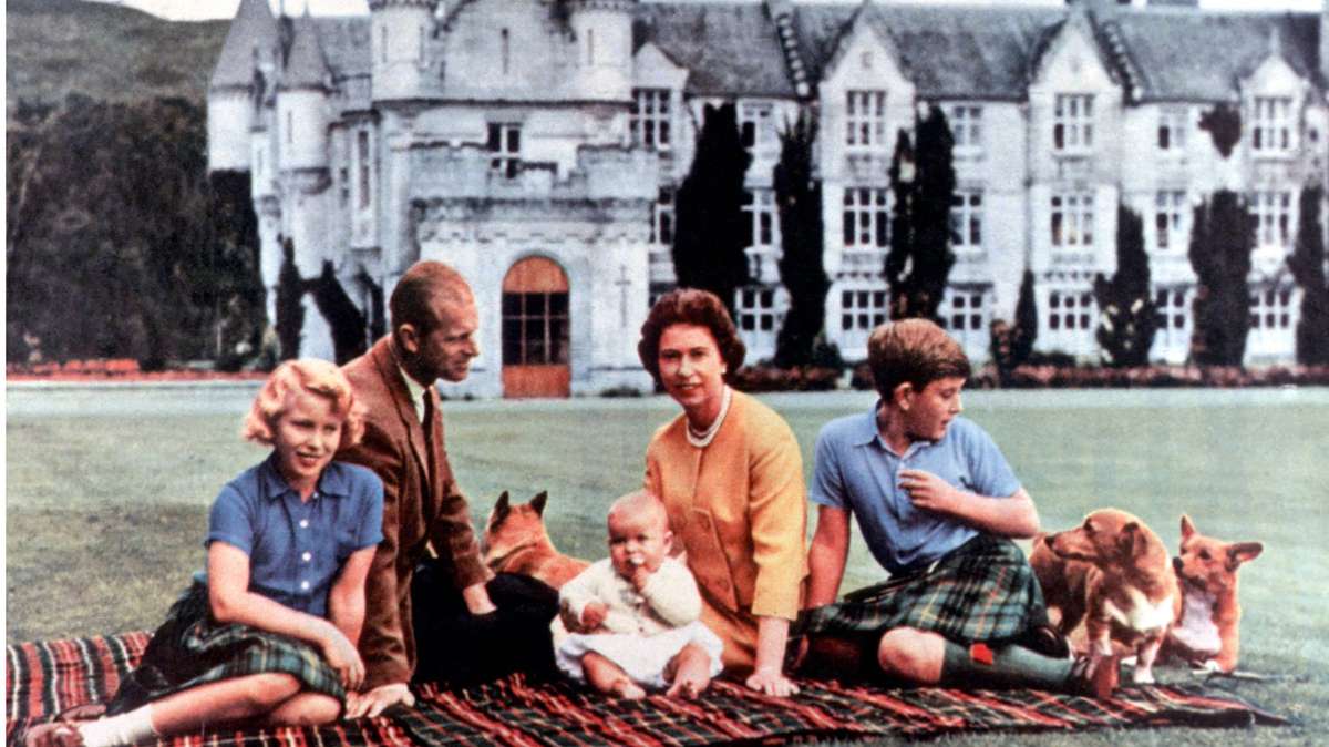 Die königliche Familie 1960 vor dem Schloss Balmoral.