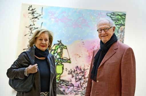 Rudolf Scharpff (rechts) steht  mit seiner Frau Ute im Kunstmuseum Stuttgart vor einer Arbeit des Künstlers Koor im Rahmen der Präsentation ihrer Sammlung. Foto: dpa