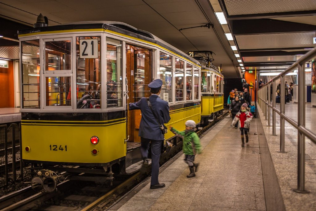 Alles einsteigen! Auf der historischen Sonderlinie 21 war am Sonntag ein Triebwagen aus dem Jahr 1925 in Stuttgart unterwegs.