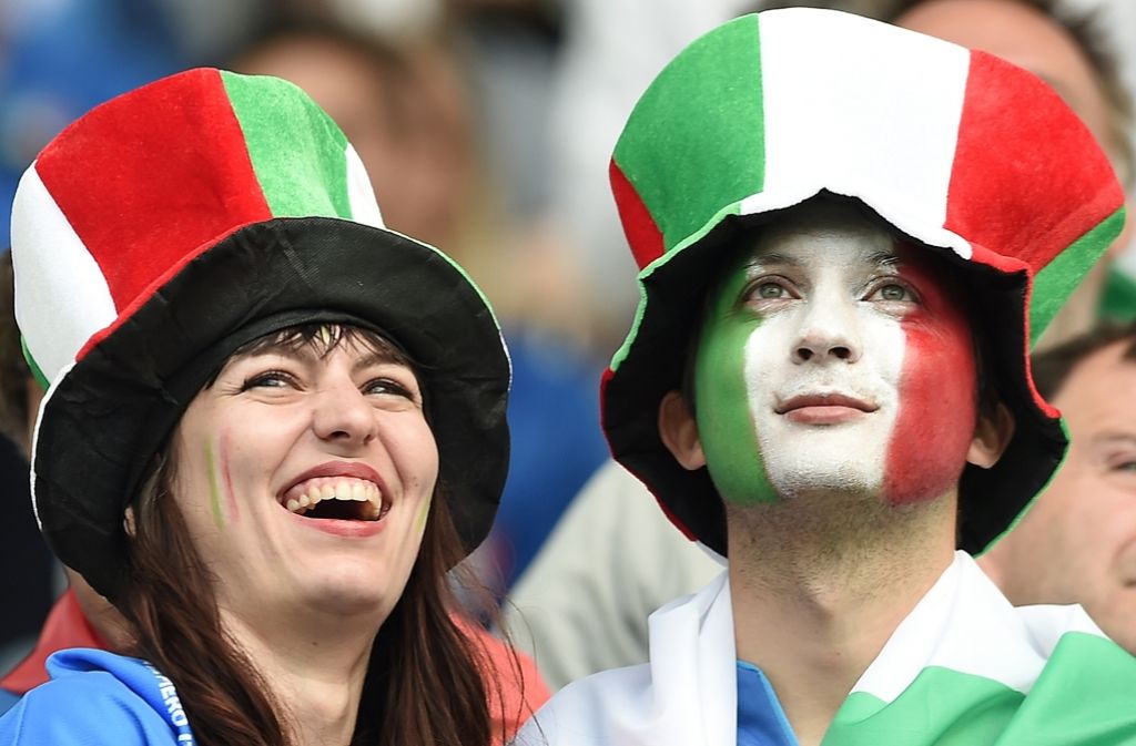 Italienische Fans zeigen sich mit Hüten in Nationalfarben im Stadion.