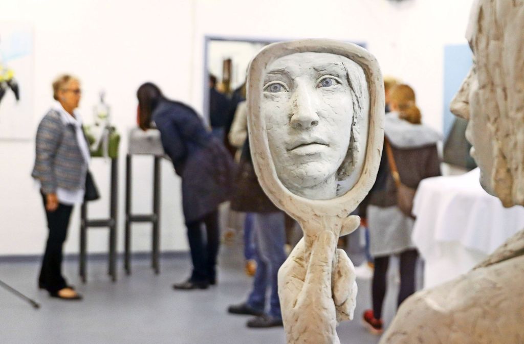 Der Blick in den Spiegel: Eine Plastik von Birgit Feil im Künstlerhaus.