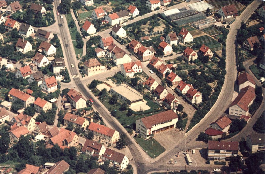 Dieses Foto von 1969 zeigt in Ditzingen die Münchinger Straße. Luftbildaufnahmen des Fotografen Erich Tschöpe, von denen die meisten bisher nicht öffentlich zu sehen waren, werden am Samstag auch gezeigt.