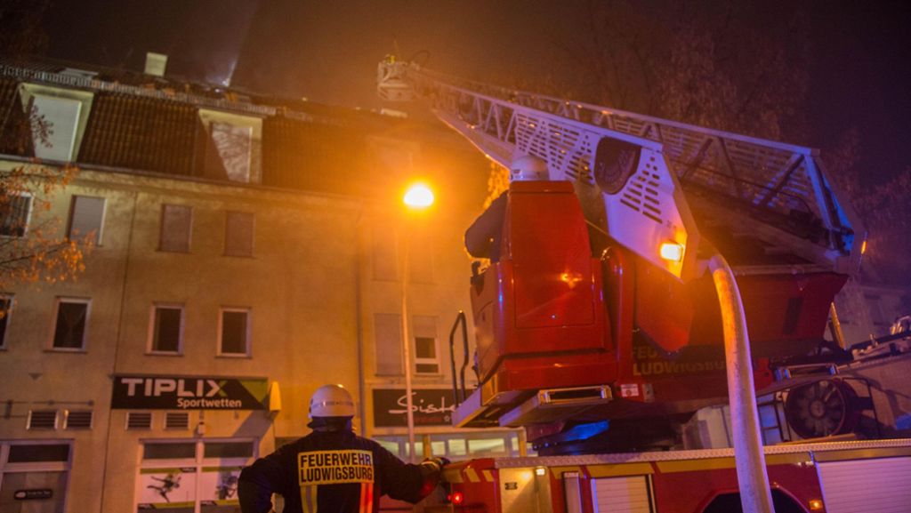 Feuer in Ludwigsburg: Rakete steckt Dachstuhl in Brand