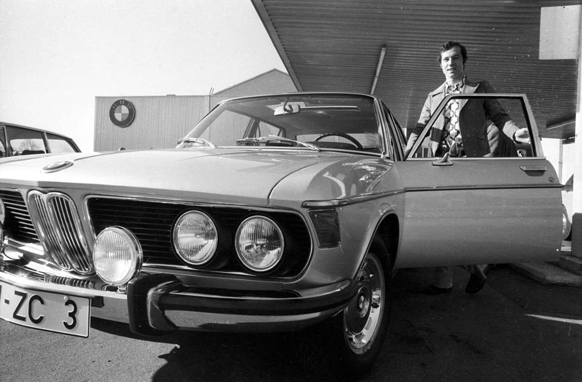 Franz Beckenbauer Als Franz Beckenbauer noch nicht der Kaiser war, musste sich der Libero des FC Bayern auch noch mit weniger exklusiven Fahrzeugen begnügen. 1971 fuhr Beckenbauer einen BMW.
