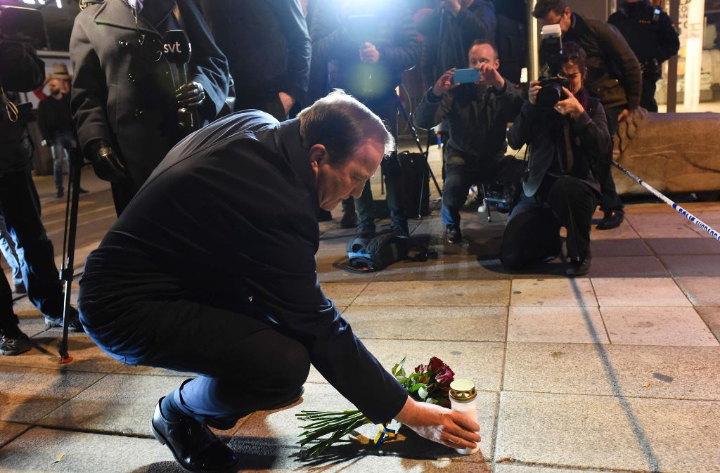 Der schwedische Ministerpräsident Stefan Löfven legt Blumen am Tatort nieder.