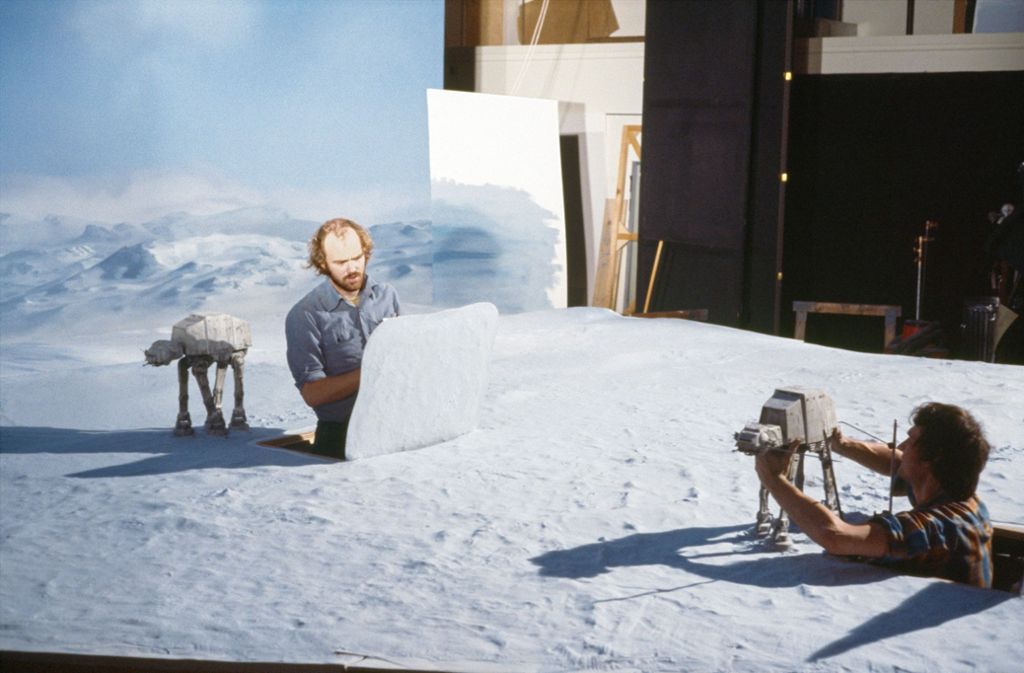 Die Animatoren Phil Tippett und Jon Berg gestalten die Schlacht von Hoth in „Episode 5: Das Imperium schlägt zurück“ (1980)