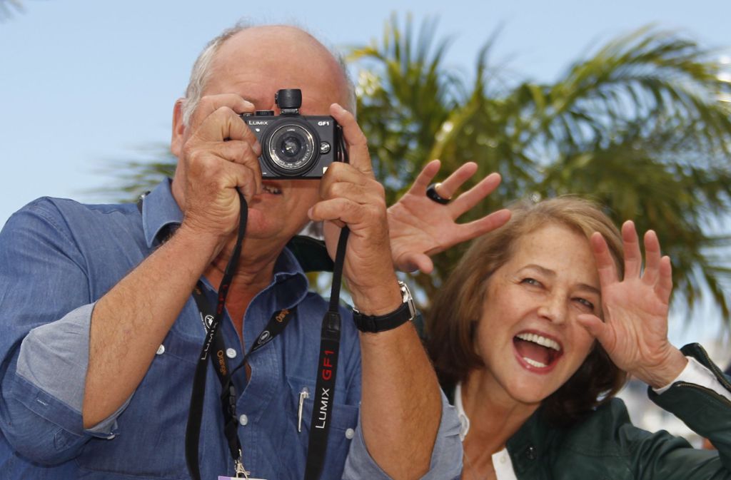 Die britische Schauspielerin Charlotte Rampling und Lindbergh scherzen beim Photocall für den Film „The Look“ beim 64. Filmfestival in Cannes.