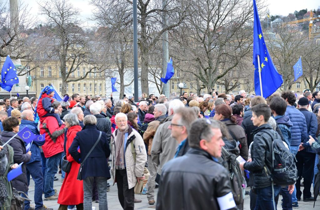 Laut den Veranstaltern nahmen am Sonntag mindestens 1000 Menschen an der Pulse-of Europe-Kundgebung auf dem Schlossplatz teil.