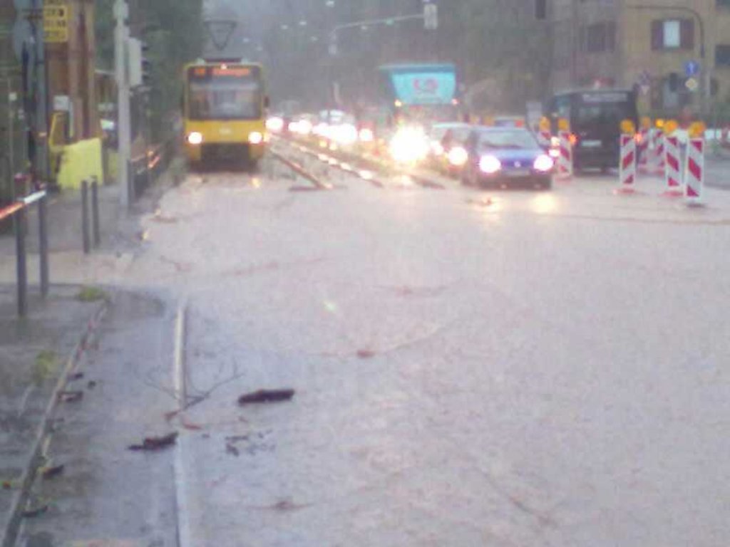 Nach heftigen Regenfällen sind in Stuttgart am Mittwochnachmittag einige Straßen wegen Überflutung gesperrt. Auch die Stadtbahnlinie U1 war betroffen: Wegen unterspülter Gleise war der Verkehr zwischen Vogelrain und Vaihingen eingestellt.