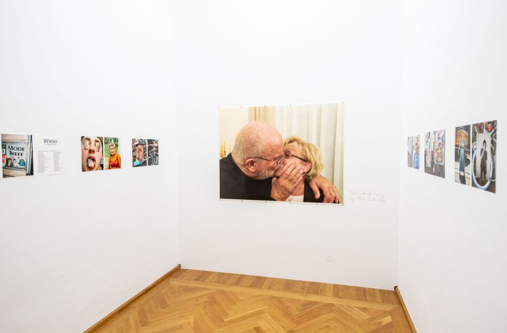 Für das Jubiläumsjahr hat sich der deutsche Fotograf Juergen Teller in Deutschland umgesehen. Eines der Fotos zeigt den international bekannten Modefotografen Peter Lindbergh, der Tellers Mutter küsst. Lindbergh ist in diesem Jahr gestorben.