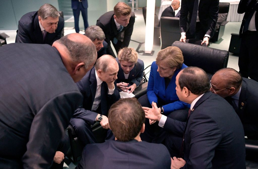 Kanzlerin Angela Merkel unterhält sich mit Russlands Präsident Wladimir Putin (Vierter von links)   und dem Präsidenten Ägyptens Abdel Fattah al-Sisi (Zweiter von rechts). Foto: dpa/Alexei Nikolsky