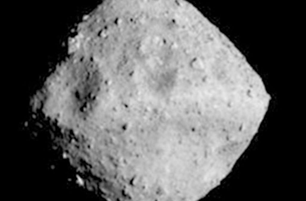 „Hayabusa 2“ soll bei seiner nur sehr kurzen Landung Proben von der Oberfläche nehmen und dann in eine Umlaufbahn um den Kometen zurückkehren.