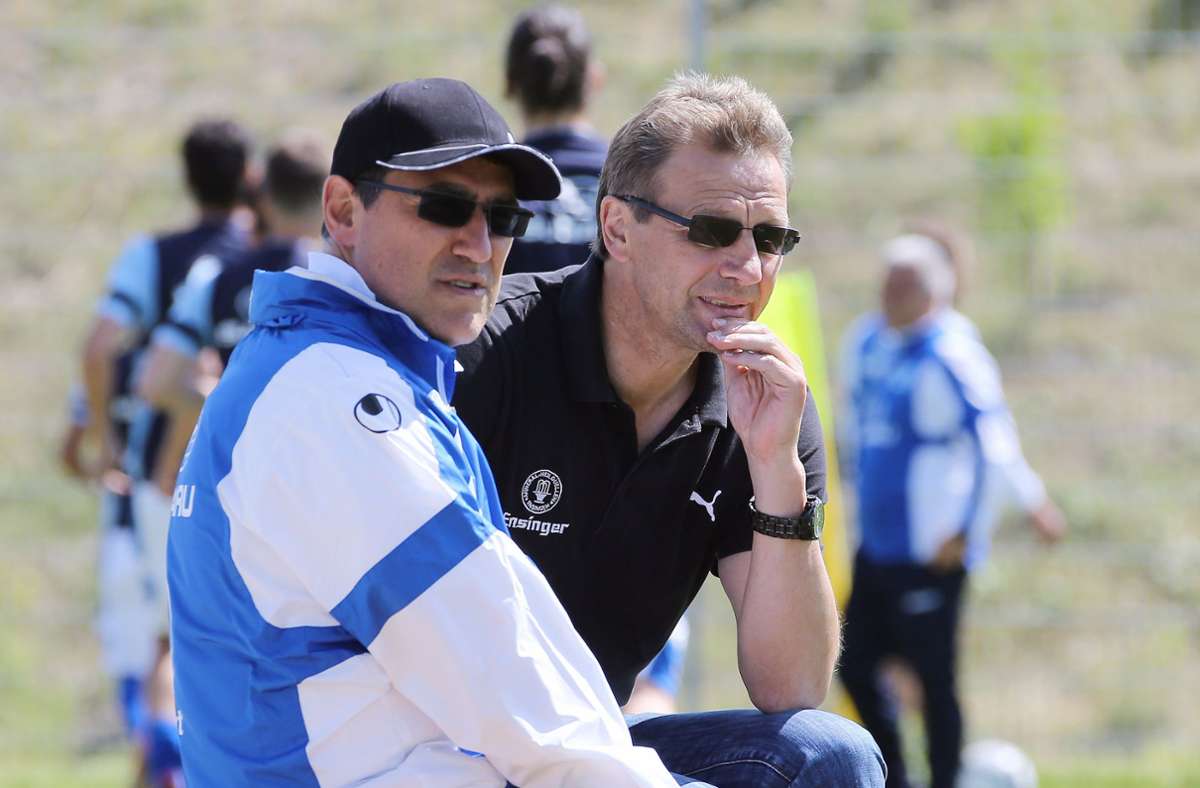 Guido Buchwald (re., neben Trainer Massimo Morales) fungierte 2001 in Teilzeit als Sportdirektor bei den Kickers. Von 2010 bis 2013 war er als Präsidiumsmitglied für die sportlichen Belange zuständig. Der Weltmeister von 1990 gewann mit den Blauen 1979 die deutsche A-Jugend-Meisterschaft.