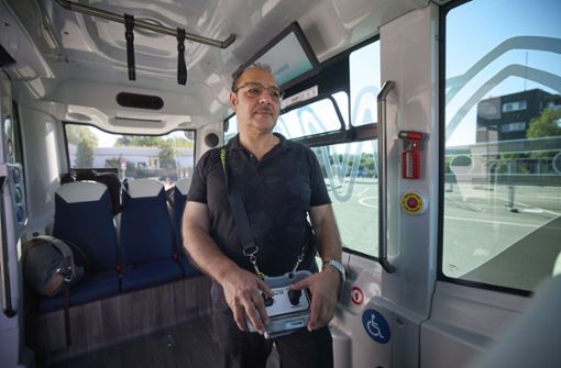 Alaaddin Kaya ist einer der Operatoren der autonom fahrenden Ameise, die an zwei Wochentagen in Waiblingen verkehrt. Foto: Gottfried Stoppel