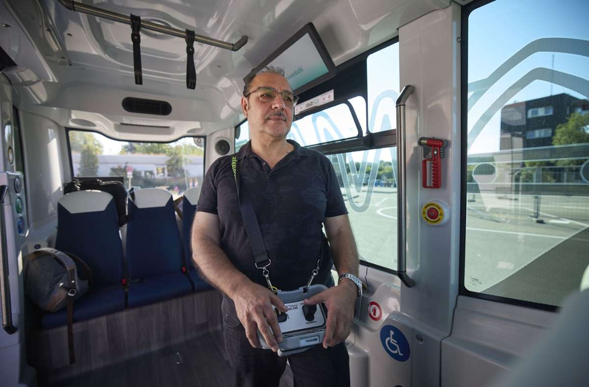 Alaaddin Kaya ist einer der Operatoren der autonom fahrenden Ameise, die an zwei Wochentagen in Waiblingen verkehrt. Foto: Gottfried Stoppel