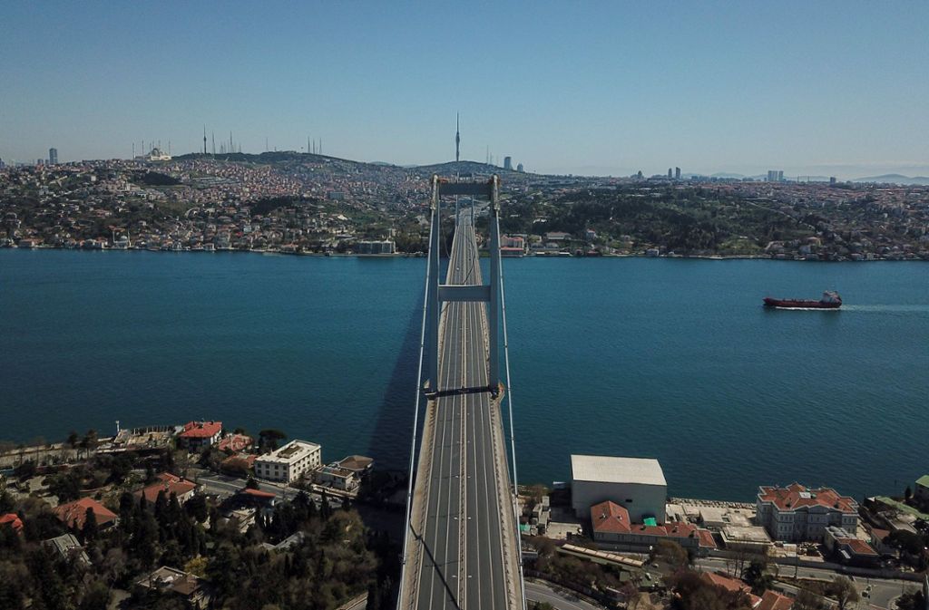 Die leere Bosporus-Brücke aus der Vogel-Perspektive.