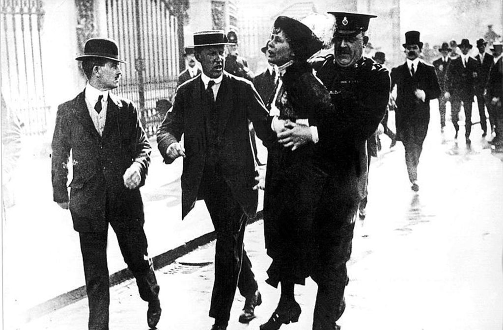 Emmeline Pankhurst Ladylike war es nicht gerade, dass die Frauenrechtlerinnen den britischen Premierminister Herbert Asquith mit einer toten Katze bewarfen, Häuser anzündeten und Schaufenster zu Bruch gehen ließen. Aber mit guten Manieren war im Kampf um das Wahlrecht für Frauen nichts zu gewinnen. Ihre Anführerin Emmeline Pankhurst beschloss darum, zu militanteren Methoden überzugehen. Die Regierung reagierte mit äußerster Härte, doch die Chefsuffragette war nicht nur mit rhetorischer Brillanz, sondern auch mit einem unbeugsamen Kampfgeist gesegnet: Ab 1918 durften Frauen über dreißig in Großbritannien wählen, zehn Jahre später dann genau wie die Männer ab 21. (say)