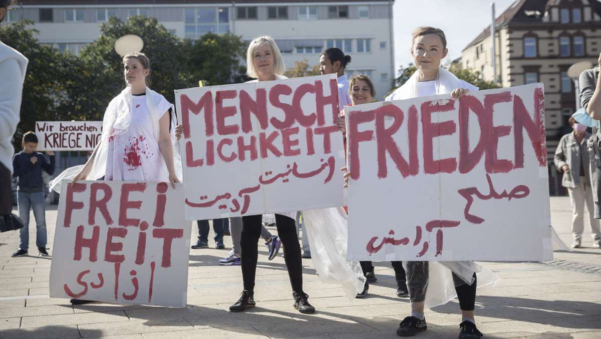 Demonstration in Stuttgart: 100 Menschen  zeigen Solidarität mit der afghanischen Bevölkerung