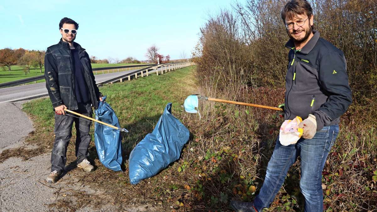 Flurputzete in Mönsheim: Den Müll  Stück für Stück aus dem Straßengraben gepickt