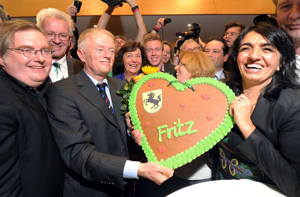 Oktober 2012: Fritz Kuhn (3.v.l.) wurde zum ersten grünen OB einer Landeshauptstadt gewählt. Hier mit der Landtagsabgeordneten Muhterem Aras (r.) und Peter Pätzold (damals Stadtrat, l.) und dem baden-württembergischen Ministerpräsidenten Winfried Kretschmann (2.v.l.).