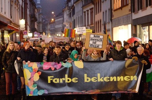 Unter dem Motto „Farbe bekennen“ demonstrieren in Freiburg tausende Menschen gegen Fremdenfeindlichkeit. Foto: dpa