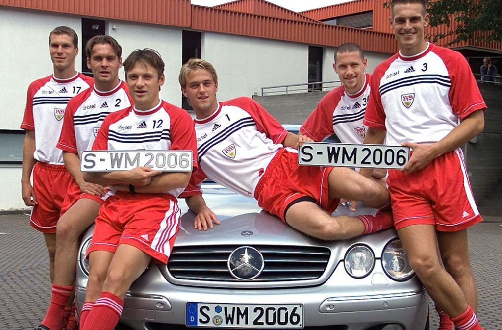Könnten auch eine Boyband sein: Jochen Seitz (von links), Silvio Meißner, Heiko Gerber, Timo Hildebrand, Sean Dundee und Stefan Blank posieren vor einem Mercedes-Benz CL anlässlich der Bekanntgabe, dass Stuttgart Austragungsort der WM 2006 wird.