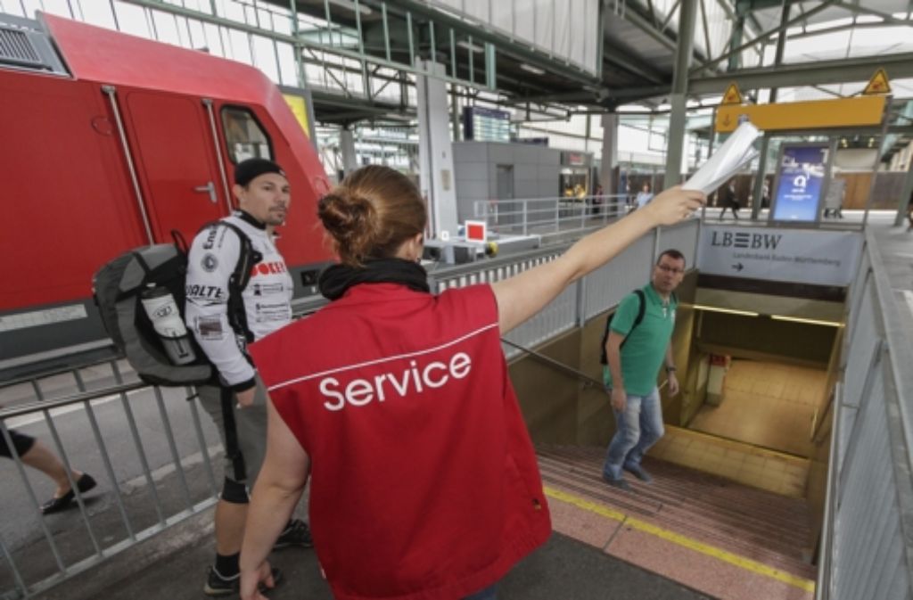 Servicekräfte halfen am Dienstagmorgen im Bahnhof Reisenden weiter. Das Chaos durch die Sperrung des S-Bahn-Abgangs hielt sich in Grenzen. Eindrücke vom Hauptbahnhof zeigen wir in der Fotostrecke.