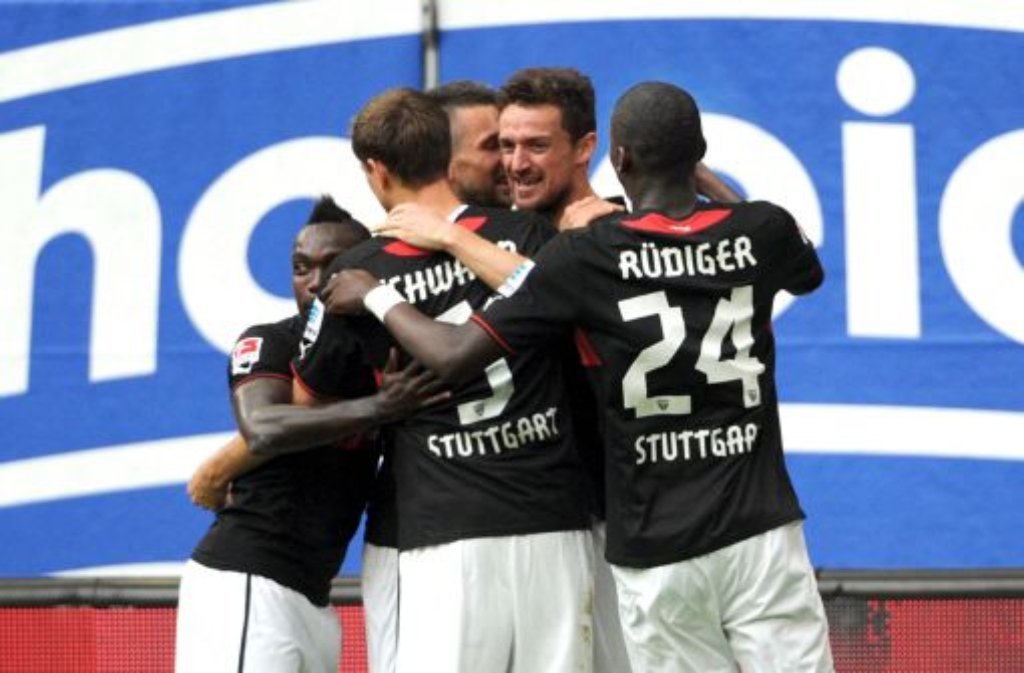 Kurz vor Schluss ist Antonio Rüdiger (rechts) nach einem Platzverweis in Hamburg mit Rot des Feldes verwiesen worden.