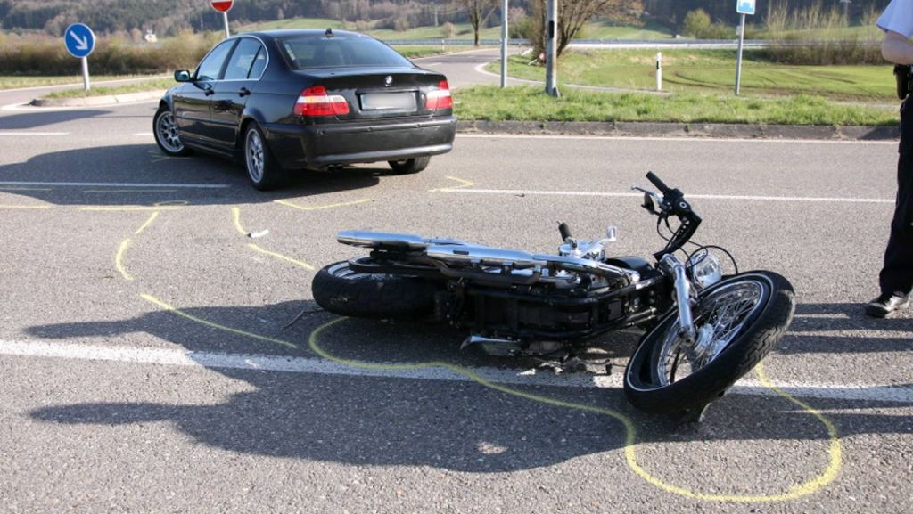  Ein 39 Jahre alter Motorradfahrer ist am Samstagnachmittag in Plüderhausen unterwegs, als er von einem Autofahrer übersehen wird. Bei der Kollision wird der Biker schwer verletzt. 
