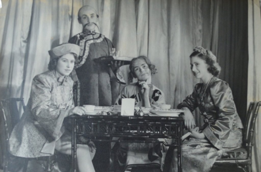 Die junge Elizabeth (links) und ihre jüngere Schwester Margaret (rechts) 1943 in dem Stück "Aladdin".